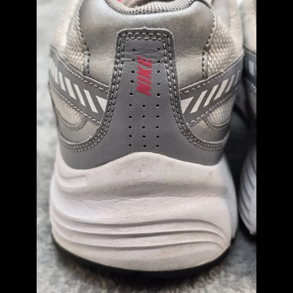 Nike Initiator Sneakers Womens 9 White‎ Clean!
